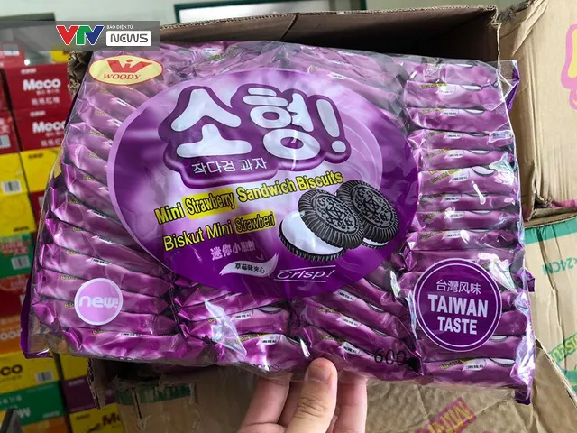 Chặn đứng vụ vận chuyển hơn 10 tấn bánh kẹo, trà sữa phục vụ Trung thu - Ảnh 4. Chặn đứng vụ vận chuyển hơn 10 tấn bánh kẹo, trà sữa phục vụ Trung thu - Ảnh 4.