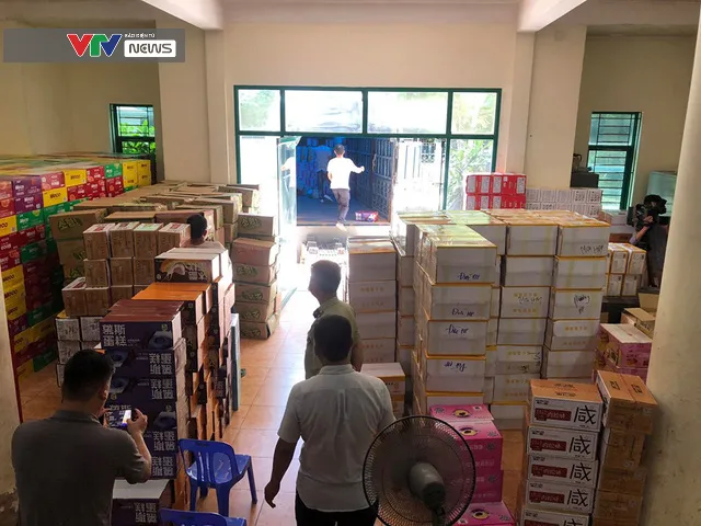 Chặn đứng vụ vận chuyển hơn 10 tấn bánh kẹo, trà sữa phục vụ Trung thu - Ảnh 1. Chặn đứng vụ vận chuyển hơn 10 tấn bánh kẹo, trà sữa phục vụ Trung thu - Ảnh 1.