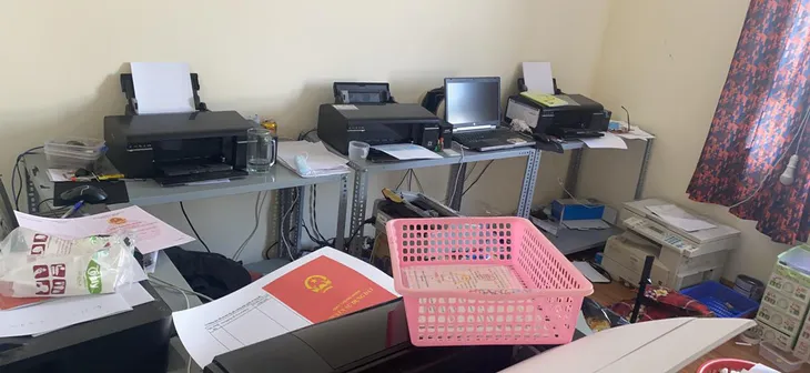 Triệt phá đường dây làm giấy tờ giả khủng từ con dấu, biển xe đến thẻ nhà báo - Ảnh 1. Triệt phá đường dây làm giấy tờ giả khủng từ con dấu, biển xe đến thẻ nhà báo - Ảnh 1.