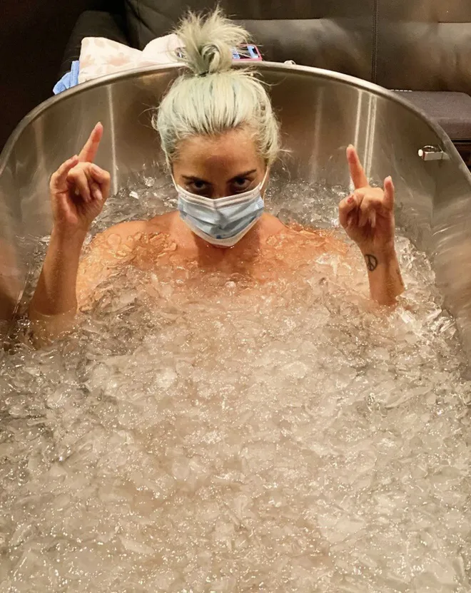 Lady Gaga tiết lộ cách thư giãn: Ngâm mình trong nước đá! - Ảnh 1. Lady Gaga tiết lộ cách thư giãn: Ngâm mình trong nước đá! - Ảnh 1.