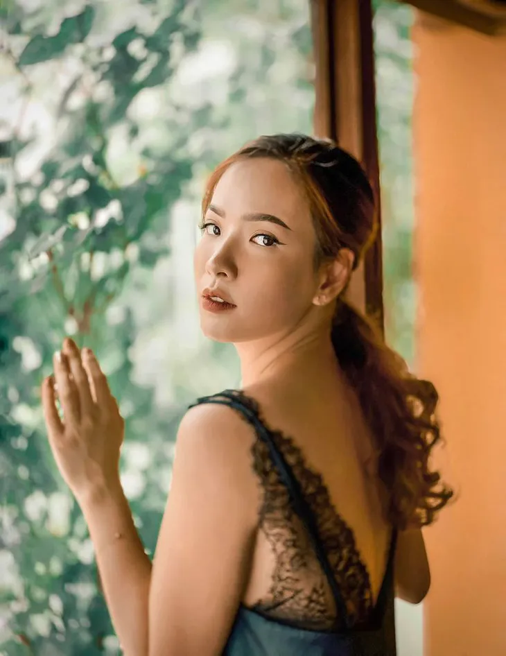 Hình ảnh khác lạ, gợi cảm bất ngờ của MC Đan Lê - Ảnh 6.