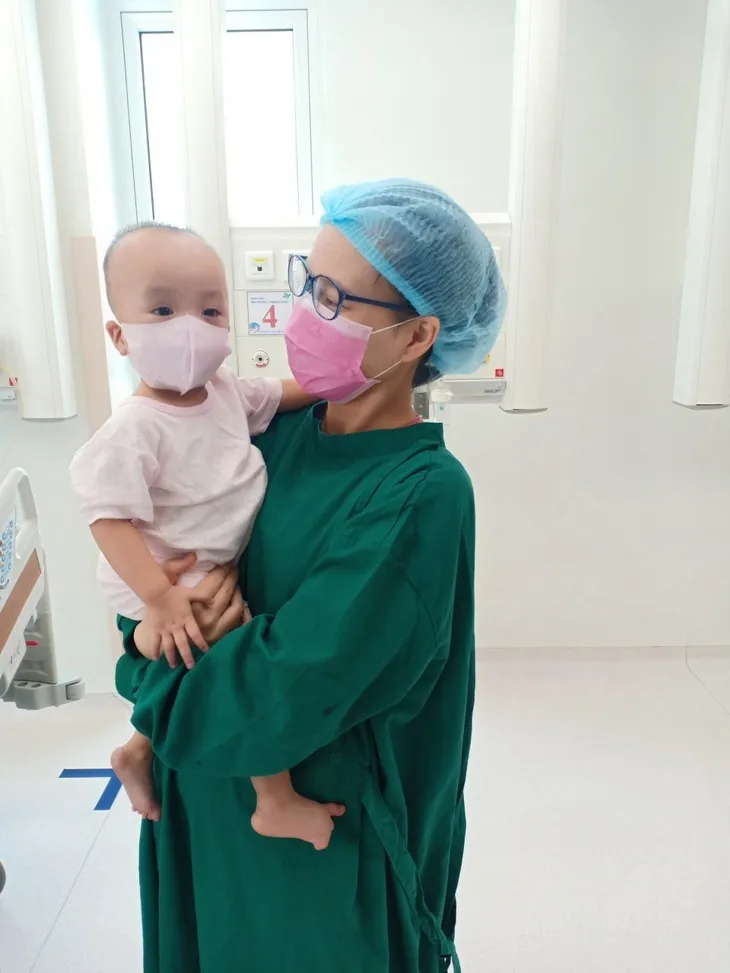 Song Nhi được tháo hoàn toàn khung nẹp, chuẩn bị đi những bước đầu tiên trong đời - Ảnh 4. Song Nhi được tháo hoàn toàn khung nẹp, chuẩn bị đi những bước đầu tiên trong đời - Ảnh 4.