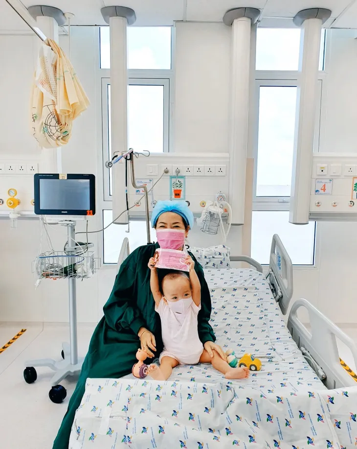 Song Nhi được tháo hoàn toàn khung nẹp, chuẩn bị đi những bước đầu tiên trong đời - Ảnh 3. Song Nhi được tháo hoàn toàn khung nẹp, chuẩn bị đi những bước đầu tiên trong đời - Ảnh 3.