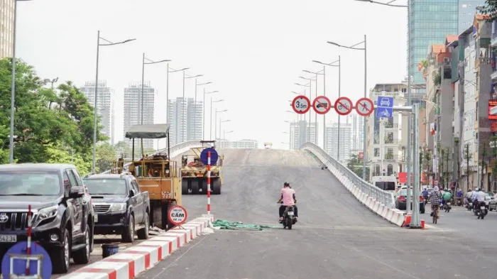 Cận cảnh cầu vượt 560 tỷ đồng của Thủ đô trước giờ thông xe - Ảnh 3. Cận cảnh cầu vượt 560 tỷ đồng của Thủ đô trước giờ thông xe - Ảnh 3.