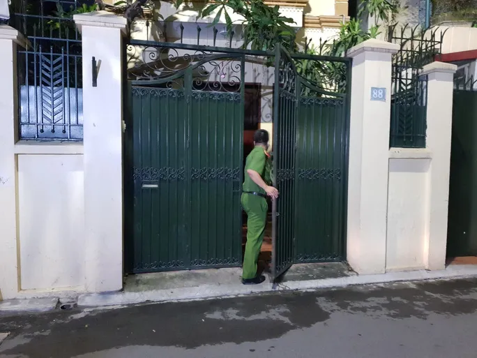 Công an khám nhà ông Nguyễn Đức Chung - Ảnh 9. Công an khám nhà ông Nguyễn Đức Chung - Ảnh 9.