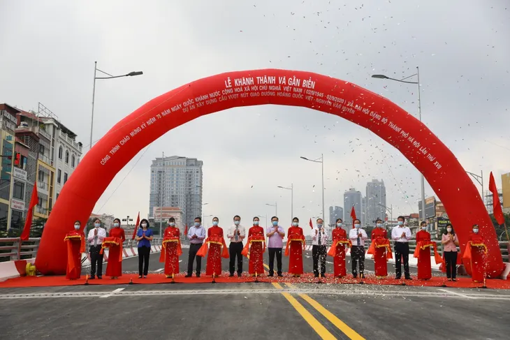 Khánh thành cầu vượt nút giao Hoàng Quốc Việt - Nguyễn Văn Huyên - Ảnh 2. Khánh thành cầu vượt nút giao Hoàng Quốc Việt - Nguyễn Văn Huyên - Ảnh 2.