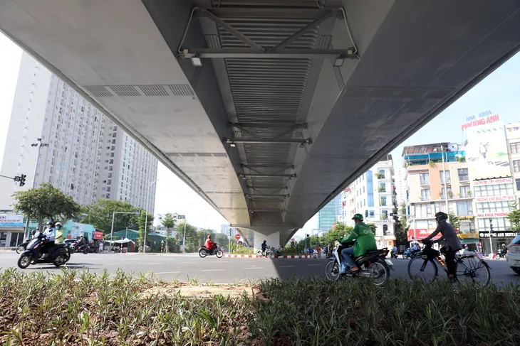 Cận cảnh cầu vượt 560 tỷ đồng của Thủ đô trước giờ thông xe - Ảnh 8. Cận cảnh cầu vượt 560 tỷ đồng của Thủ đô trước giờ thông xe - Ảnh 8.