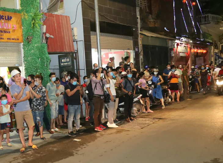 Công an khám nhà ông Nguyễn Đức Chung - Ảnh 3. Công an khám nhà ông Nguyễn Đức Chung - Ảnh 3.