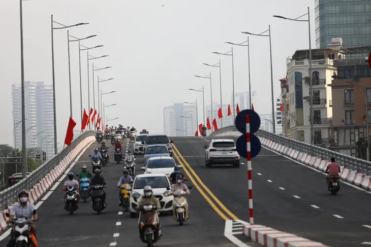 Khánh thành cầu vượt nút giao Hoàng Quốc Việt - Nguyễn Văn Huyên - Ảnh 6. Khánh thành cầu vượt nút giao Hoàng Quốc Việt - Nguyễn Văn Huyên - Ảnh 6.