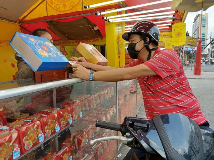 Bánh trung thu “nóng, lạnh” khó lường - Ảnh 2. Bánh trung thu “nóng, lạnh” khó lường - Ảnh 2.