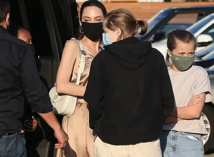 Angelina Jolie đưa 6 con đi ăn tối, Brad Pitt vi vu với tình trẻ ở Pháp - Ảnh 1. Angelina Jolie đưa 6 con đi ăn tối, Brad Pitt vi vu với tình trẻ ở Pháp - Ảnh 1.
