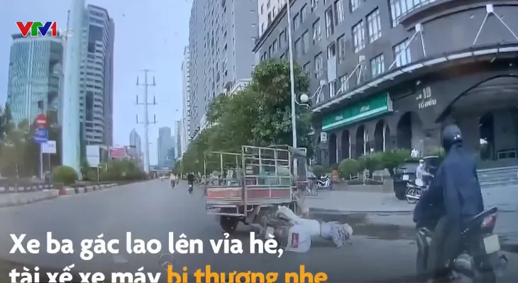 Xe ba bánh cắt ngang qua đường, tông thẳng vào xe máy - Ảnh 1. Xe ba bánh cắt ngang qua đường, tông thẳng vào xe máy - Ảnh 1.