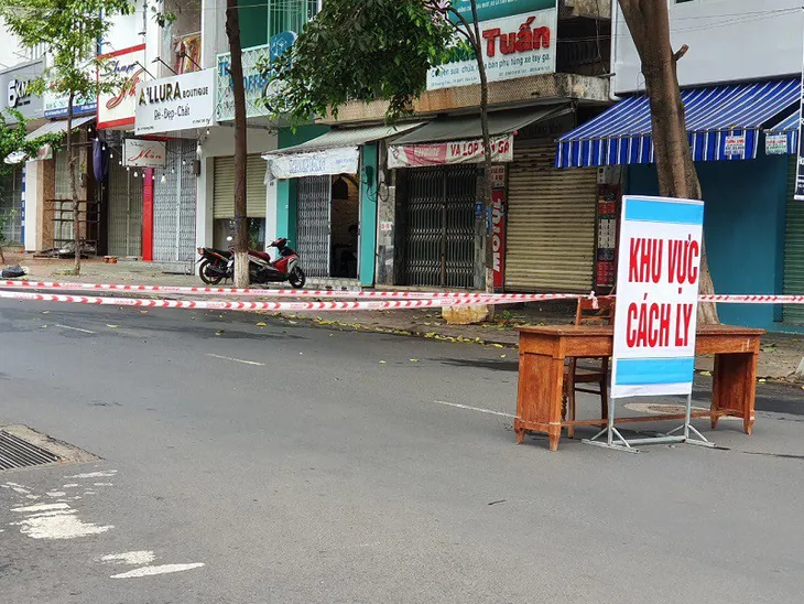 Người dân Buôn Ma Thuột nghiêm túc thực hiện trong ngày giãn cách xã hội đầu tiên - Ảnh 1. Người dân Buôn Ma Thuột nghiêm túc thực hiện trong ngày giãn cách xã hội đầu tiên - Ảnh 1.