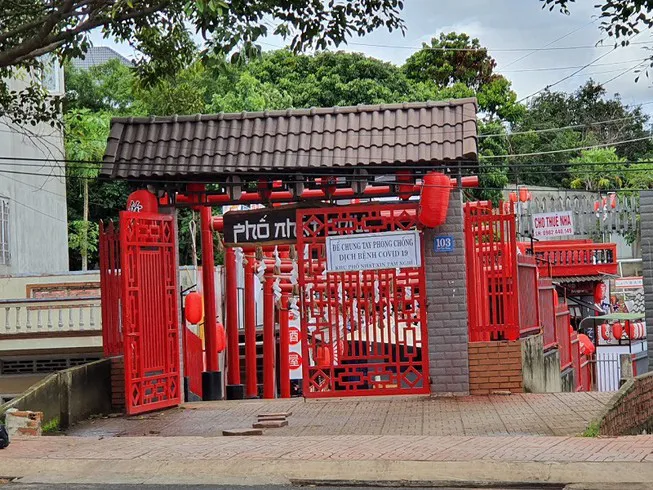 Người dân Buôn Ma Thuột nghiêm túc thực hiện trong ngày giãn cách xã hội đầu tiên - Ảnh 2. Người dân Buôn Ma Thuột nghiêm túc thực hiện trong ngày giãn cách xã hội đầu tiên - Ảnh 2.