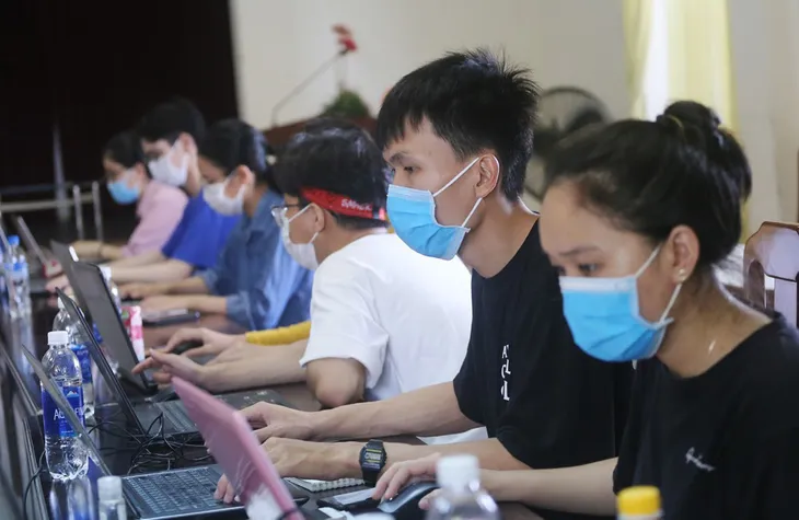 Những sinh viên ngành y giấu người thân đi chống dịch - Ảnh 1. Những sinh viên ngành y giấu người thân đi chống dịch - Ảnh 1.