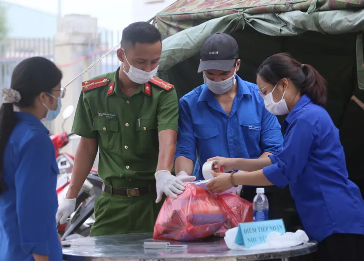 Những sinh viên ngành y giấu người thân đi chống dịch - Ảnh 4. Những sinh viên ngành y giấu người thân đi chống dịch - Ảnh 4.
