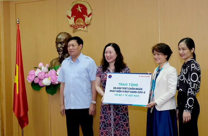 Bộ Y tế tiếp nhận 50.000 bộ test SARS-CoV-2 trị giá 20 tỷ đồng - Ảnh 1. Bộ Y tế tiếp nhận 50.000 bộ test SARS-CoV-2 trị giá 20 tỷ đồng - Ảnh 1.