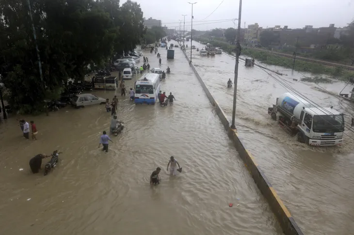 Mưa lớn liên tiếp gây ngập lụt ở Pakistan, ít nhất 63 người thiệt mạng - Ảnh 3. Mưa lớn liên tiếp gây ngập lụt ở Pakistan, ít nhất 63 người thiệt mạng - Ảnh 3.