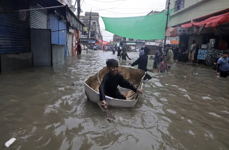 Mưa lớn liên tiếp gây ngập lụt ở Pakistan, ít nhất 63 người thiệt mạng - Ảnh 2. Mưa lớn liên tiếp gây ngập lụt ở Pakistan, ít nhất 63 người thiệt mạng - Ảnh 2.