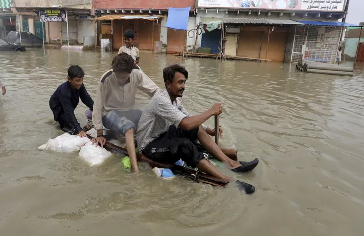 Mưa lớn liên tiếp gây ngập lụt ở Pakistan, ít nhất 63 người thiệt mạng - Ảnh 4. Mưa lớn liên tiếp gây ngập lụt ở Pakistan, ít nhất 63 người thiệt mạng - Ảnh 4.