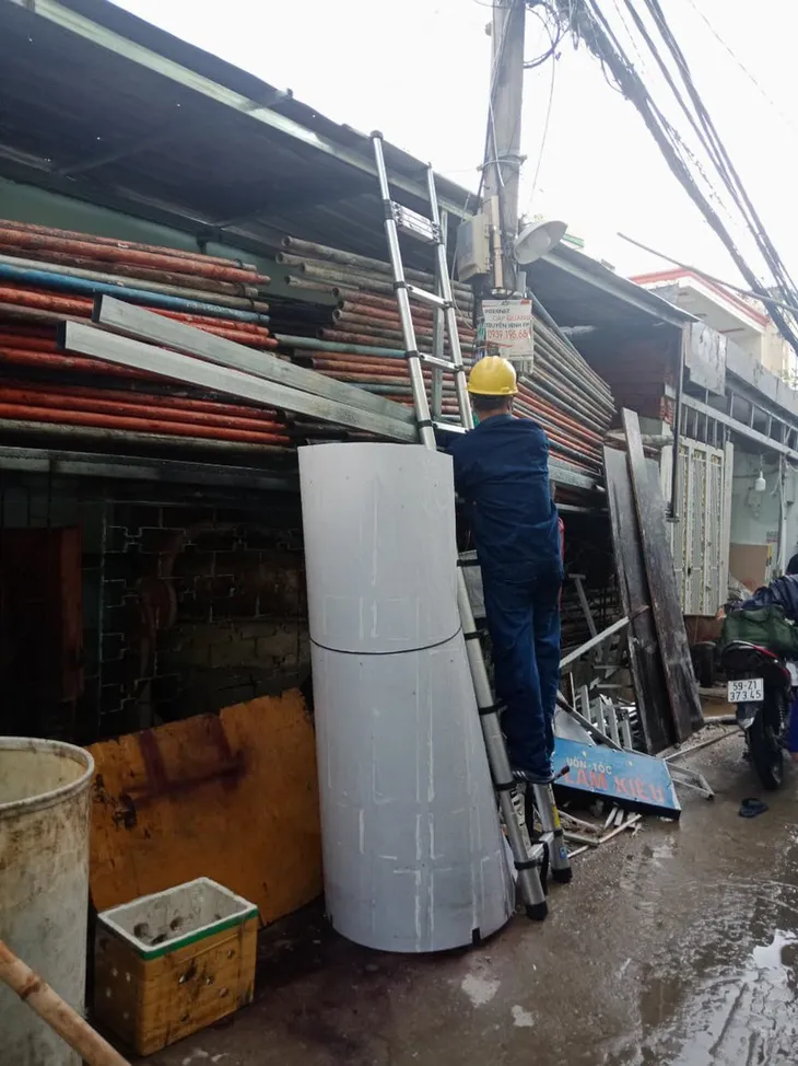 Một thợ hồ bị điện giật chết khi thi công tường rào - Ảnh 1. Một thợ hồ bị điện giật chết khi thi công tường rào - Ảnh 1.