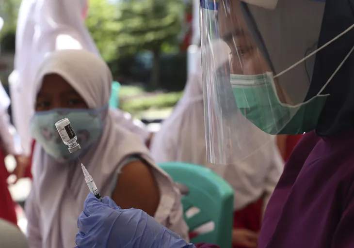 Mỹ để ngỏ khả năng phê chuẩn khẩn cấp một vaccine tiềm năng ngừa COVID-19 - Ảnh 1. Mỹ để ngỏ khả năng phê chuẩn khẩn cấp một vaccine tiềm năng ngừa COVID-19 - Ảnh 1.