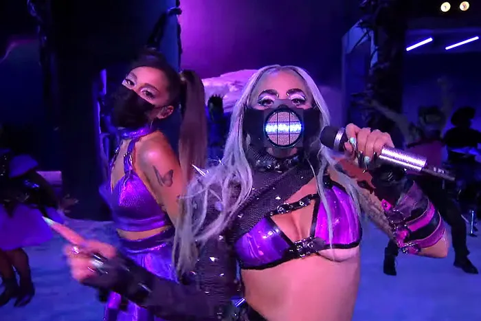 Muôn kiểu khẩu trang độc lạ của Lady Gaga tại VMAs 2020 - Ảnh 5. Muôn kiểu khẩu trang độc lạ của Lady Gaga tại VMAs 2020 - Ảnh 5.