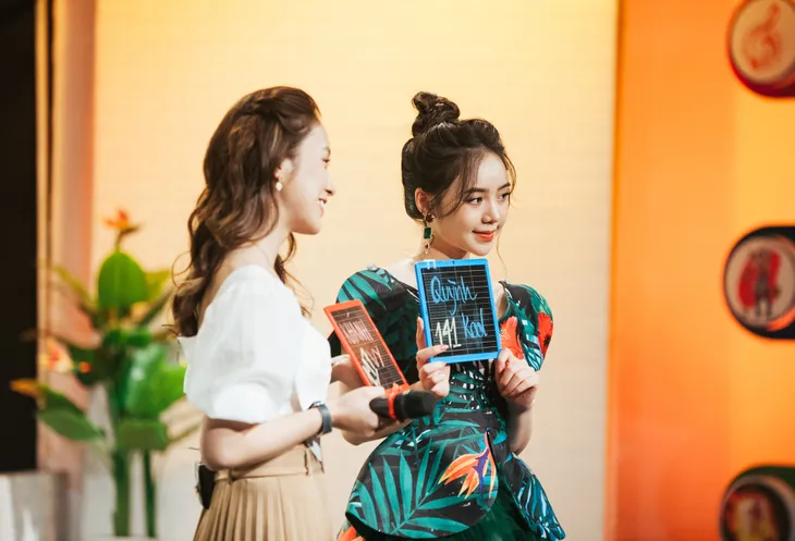 VTV Awards 2020 - The Hit List 02: Hậu trường Khánh Vy và Quỳnh Kool nhí nhảnh cùng MC Trần Ngọc - Ảnh 8. VTV Awards 2020 - The Hit List 02: Hậu trường Khánh Vy và Quỳnh Kool nhí nhảnh cùng MC Trần Ngọc - Ảnh 8.