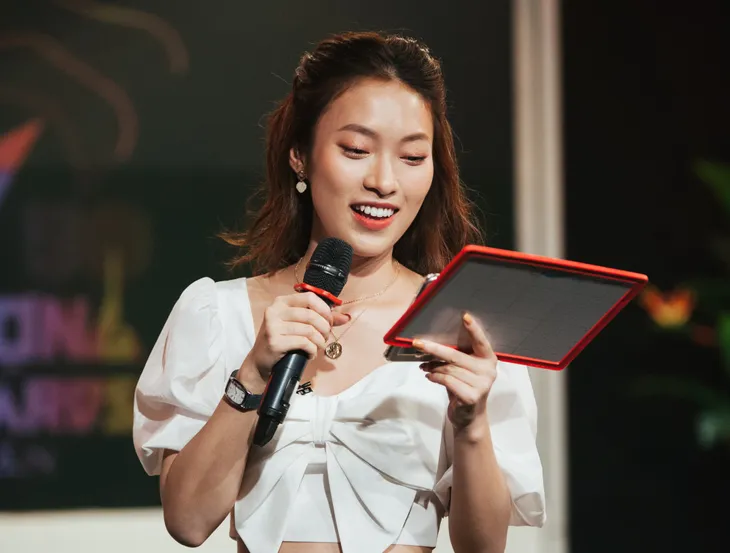 VTV Awards 2020 - The Hit List 02: Hậu trường Khánh Vy và Quỳnh Kool nhí nhảnh cùng MC Trần Ngọc - Ảnh 2. VTV Awards 2020 - The Hit List 02: Hậu trường Khánh Vy và Quỳnh Kool nhí nhảnh cùng MC Trần Ngọc - Ảnh 2.
