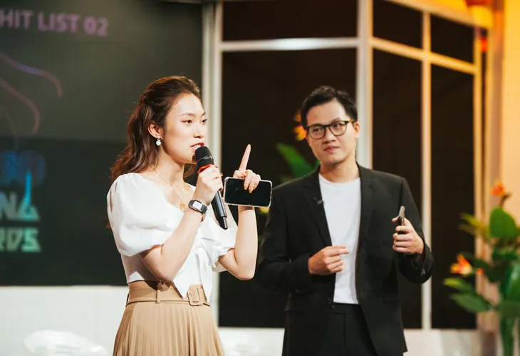 VTV Awards 2020 - The Hit List 02: Hậu trường Khánh Vy và Quỳnh Kool nhí nhảnh cùng MC Trần Ngọc - Ảnh 4. VTV Awards 2020 - The Hit List 02: Hậu trường Khánh Vy và Quỳnh Kool nhí nhảnh cùng MC Trần Ngọc - Ảnh 4.