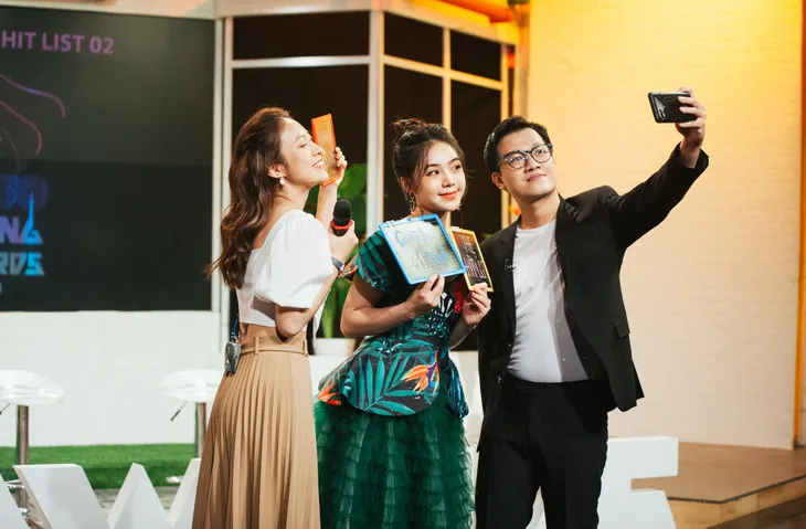 VTV Awards 2020 - The Hit List 02: Hậu trường Khánh Vy và Quỳnh Kool nhí nhảnh cùng MC Trần Ngọc - Ảnh 7. VTV Awards 2020 - The Hit List 02: Hậu trường Khánh Vy và Quỳnh Kool nhí nhảnh cùng MC Trần Ngọc - Ảnh 7.