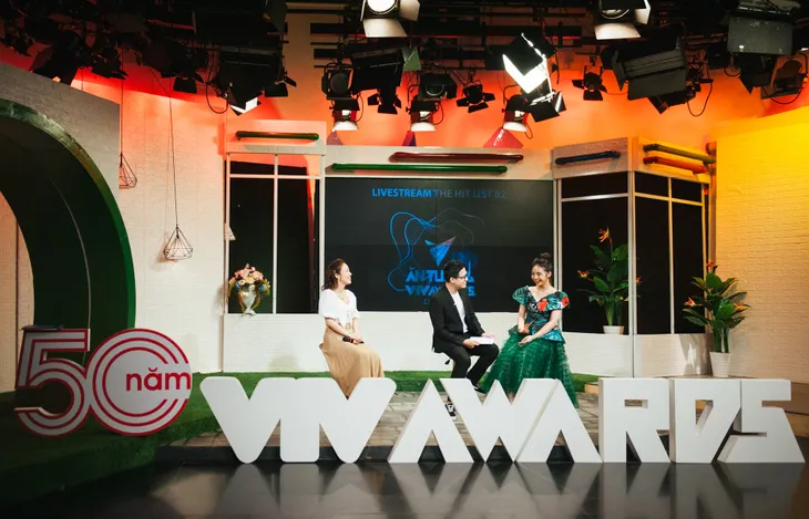 VTV Awards 2020 - The Hit List 02: Hậu trường Khánh Vy và Quỳnh Kool nhí nhảnh cùng MC Trần Ngọc - Ảnh 12. VTV Awards 2020 - The Hit List 02: Hậu trường Khánh Vy và Quỳnh Kool nhí nhảnh cùng MC Trần Ngọc - Ảnh 12.