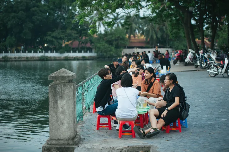Giới trẻ vô tư tụ tập tại hồ Tây bất chấp dịch COVID-19 - Ảnh 6. Giới trẻ vô tư tụ tập tại hồ Tây bất chấp dịch COVID-19 - Ảnh 6.