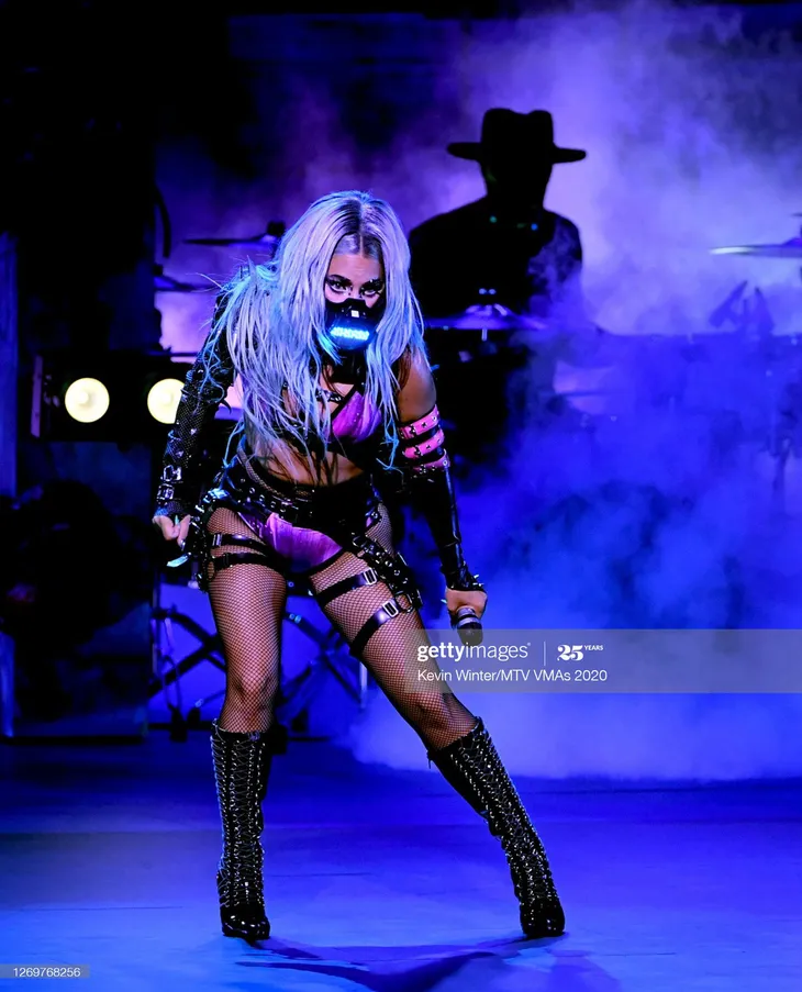 Muôn kiểu khẩu trang độc lạ của Lady Gaga tại VMAs 2020 - Ảnh 4. Muôn kiểu khẩu trang độc lạ của Lady Gaga tại VMAs 2020 - Ảnh 4.