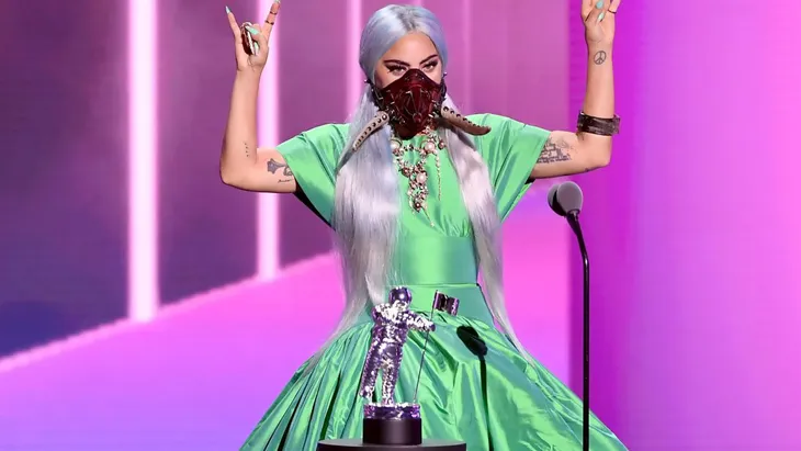 Muôn kiểu khẩu trang độc lạ của Lady Gaga tại VMAs 2020 - Ảnh 3. Muôn kiểu khẩu trang độc lạ của Lady Gaga tại VMAs 2020 - Ảnh 3.