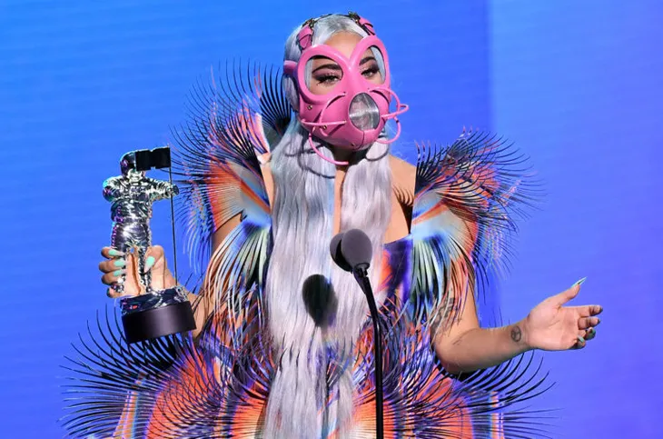 Muôn kiểu khẩu trang độc lạ của Lady Gaga tại VMAs 2020 - Ảnh 2. Muôn kiểu khẩu trang độc lạ của Lady Gaga tại VMAs 2020 - Ảnh 2.