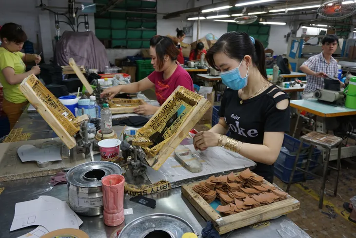 Kịch bản xấu nhất vì COVID-19 lần 2, 3,5 - 5 triệu lao động có nguy cơ mất việc - Ảnh 1. Kịch bản xấu nhất vì COVID-19 lần 2, 3,5 - 5 triệu lao động có nguy cơ mất việc - Ảnh 1.