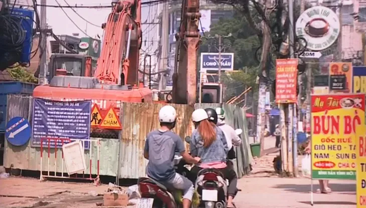 Người dân TP.HCM khốn khổ vì lô cốt, rào chắn trên đường phố - Ảnh 1. Người dân TP.HCM khốn khổ vì lô cốt, rào chắn trên đường phố - Ảnh 1.