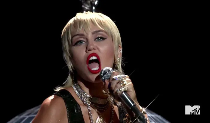 VMAs 2020: Miley Cyrus bùng nổ, tái hiện khoảnh khắc Wrecking Ball kinh điển - Ảnh 5. VMAs 2020: Miley Cyrus bùng nổ, tái hiện khoảnh khắc Wrecking Ball kinh điển - Ảnh 5.