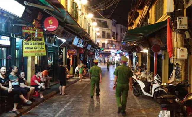 Hà Nội xử phạt nhiều trường hợp không đeo khẩu trang khi ra đường - Ảnh 1. Hà Nội xử phạt nhiều trường hợp không đeo khẩu trang khi ra đường - Ảnh 1.