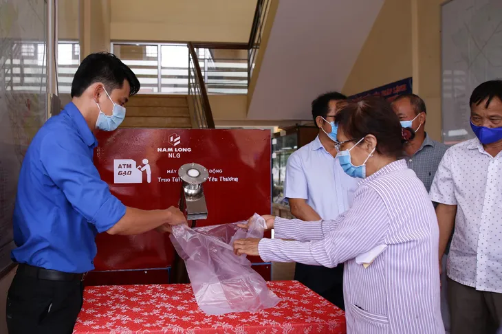 Lắp đặt hệ thống ATM gạo, tiếp sức cộng đồng cùng vượt dịch - Ảnh 5. Lắp đặt hệ thống ATM gạo, tiếp sức cộng đồng cùng vượt dịch - Ảnh 5.