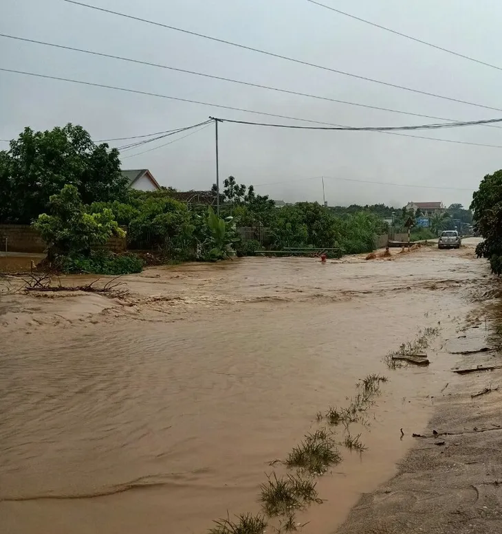 Mưa lũ gây sạt lở đất đá ở Sơn La - Ảnh 1. Mưa lũ gây sạt lở đất đá ở Sơn La - Ảnh 1.