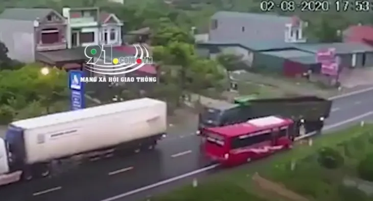 Xe đầu kéo lấn làn đẩy xe khách lao xuống ruộng - Ảnh 1. Xe đầu kéo lấn làn đẩy xe khách lao xuống ruộng - Ảnh 1.