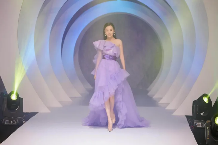 Diện sắc tím, Phương Oanh đẹp từ sàn catwalk đến đời thường - Ảnh 1. Diện sắc tím, Phương Oanh đẹp từ sàn catwalk đến đời thường - Ảnh 1.