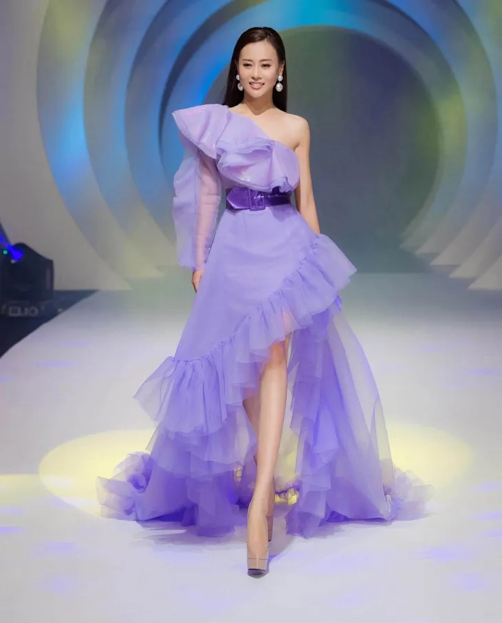 Diện sắc tím, Phương Oanh đẹp từ sàn catwalk đến đời thường - Ảnh 2. Diện sắc tím, Phương Oanh đẹp từ sàn catwalk đến đời thường - Ảnh 2.