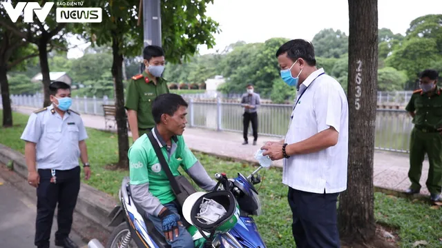 Ngày đầu phạt người không đeo khẩu trang nơi công cộng tại TP.HCM - Ảnh 2. Ngày đầu phạt người không đeo khẩu trang nơi công cộng tại TP.HCM - Ảnh 2.