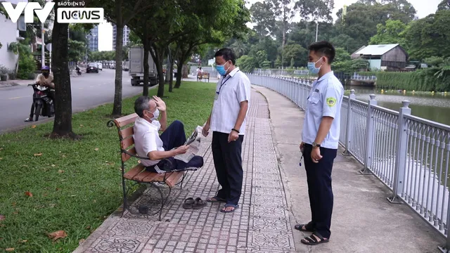 Ngày đầu phạt người không đeo khẩu trang nơi công cộng tại TP.HCM - Ảnh 1. Ngày đầu phạt người không đeo khẩu trang nơi công cộng tại TP.HCM - Ảnh 1.
