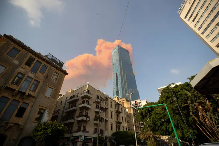 Vụ nổ khiến thủ đô Beirut rung chuyển như trải qua trận động đất khủng khiếp - Ảnh 3. Vụ nổ khiến thủ đô Beirut rung chuyển như trải qua trận động đất khủng khiếp - Ảnh 3.