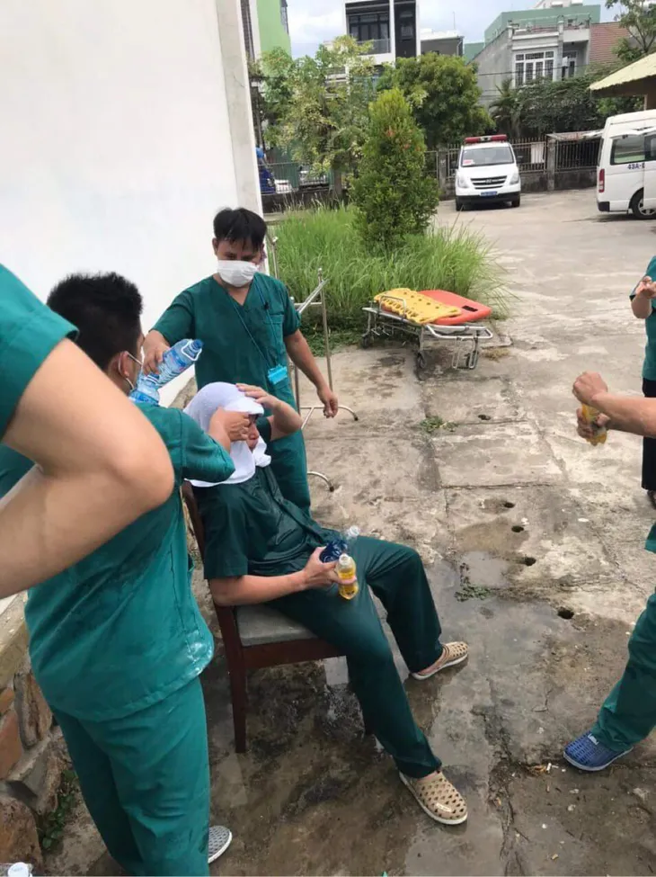 Nhân viên y tế kiệt sức giữa tâm dịch Đà Nẵng - Những hình ảnh nhói lòng... - Ảnh 2. Nhân viên y tế kiệt sức giữa tâm dịch Đà Nẵng - Những hình ảnh nhói lòng... - Ảnh 2.