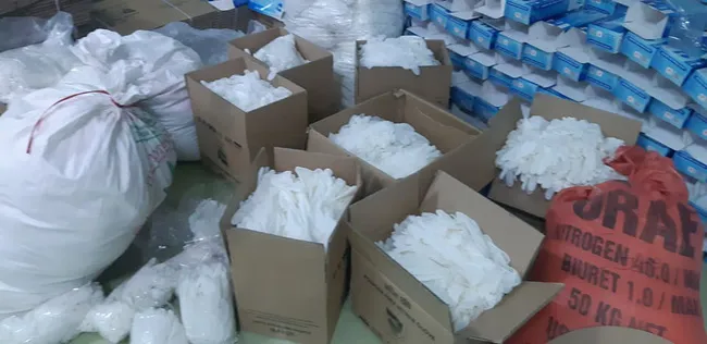 Trục lợi từ dịch bệnh, nhiều cơ sở sản xuất tái chế khẩu trang, găng tay đã qua sử dụng - Ảnh 2. Trục lợi từ dịch bệnh, nhiều cơ sở sản xuất tái chế khẩu trang, găng tay đã qua sử dụng - Ảnh 2.
